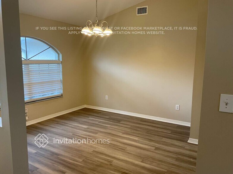 Building Photo - 888 Somerset Dr