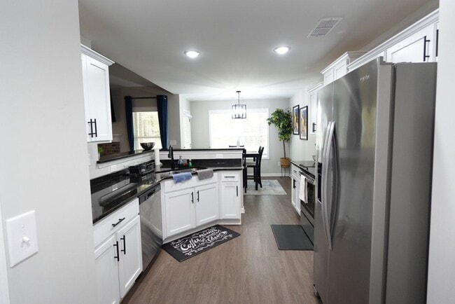 Building Photo - 210 Brittany Pointe Ln