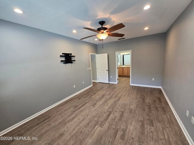Building Photo - 180 Thornloe Dr