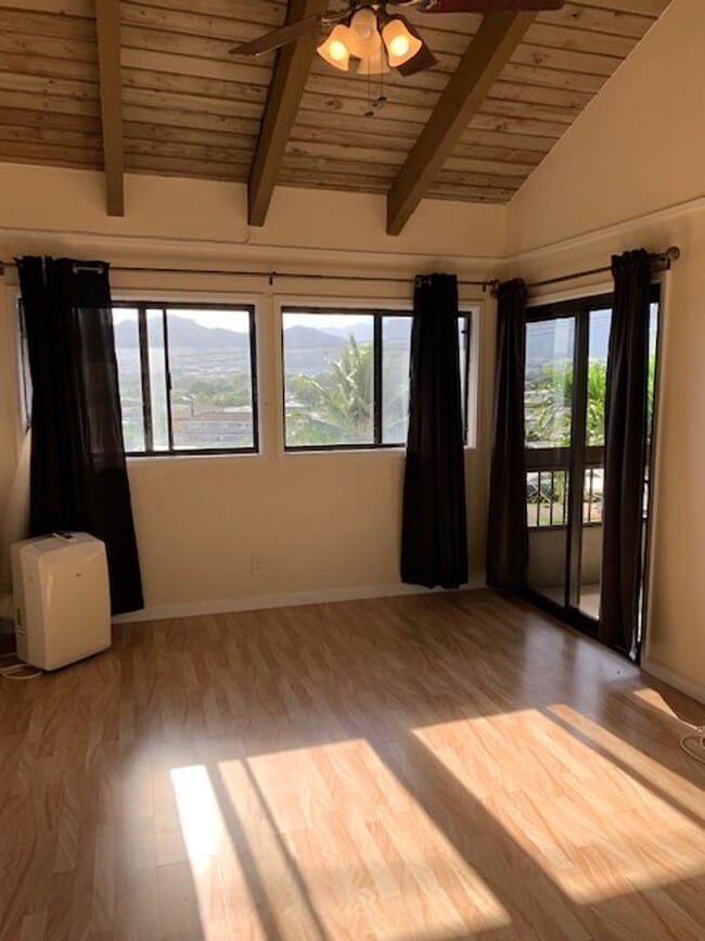 Building Photo - Quiet Mountain View Unit $2,900 2bd, 2ba, 2park; 3rd floor walk up