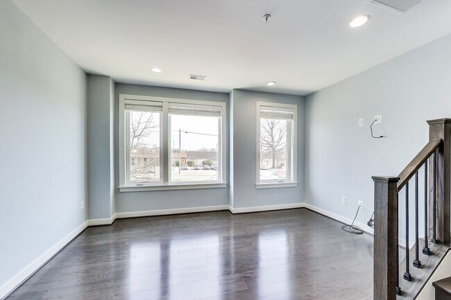 Building Photo - NICE 3BD/3.5BA luxury 4-level townhouse in ROCKVILLE!