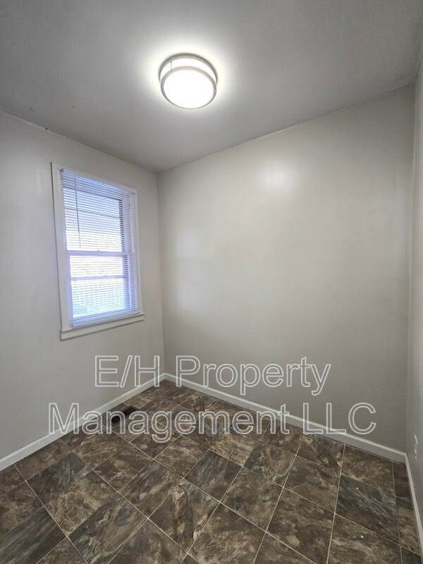 Building Photo - 1007 W Maple St