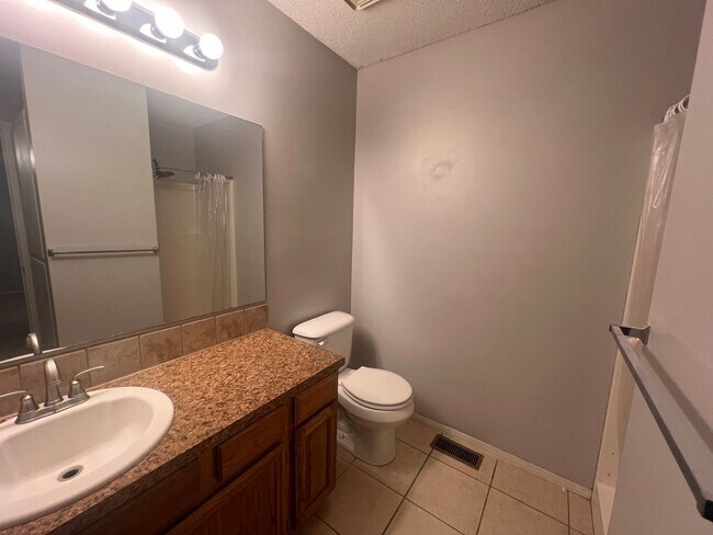 Building Photo - Spacious 3 Bedroom, 2.5 Bath Home with finished basement – Derby, KS. – Available Now!