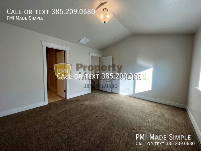 Building Photo - GORGEOUS & SPACIOUS Vineyard Townhome!