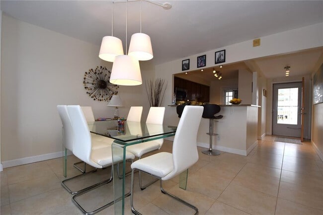 Building Photo - 400 Golden Isles Dr