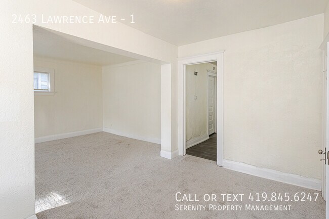 Building Photo - 2463 Lawrence Ave