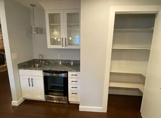 Building Photo - Charming All-Brick 2 Bedroom, 2 Bath Home ...