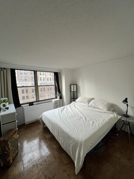Building Photo - 301 E 79th St