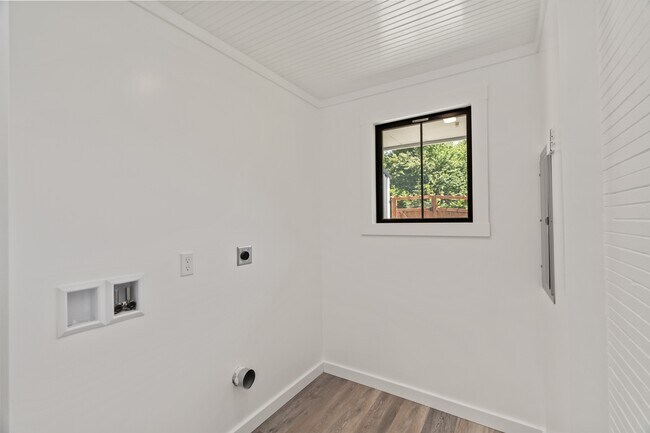 Building Photo - 709 Grand Ave