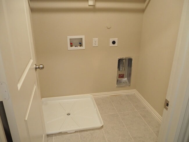 Building Photo - Like NEW 3 Bed 3 Bath Townhouse in Denton
