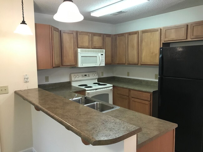 Building Photo - Hendersonville Condo - Top Floor - Wonderful Office Space!