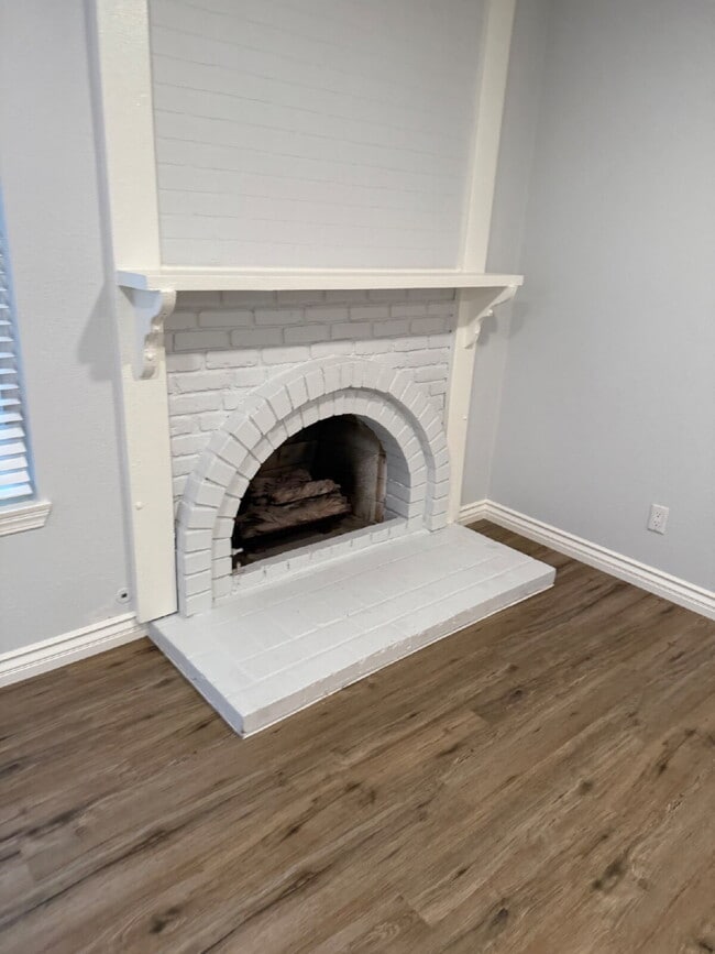 Building Photo - Beautifully remodeled home - Must see!   1...