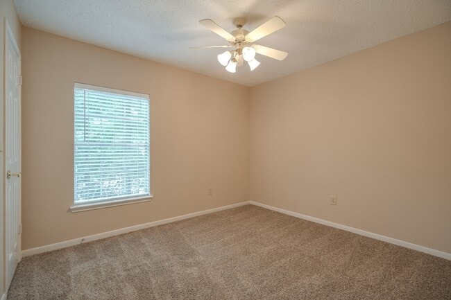 Building Photo - 11 Robin Run Dr