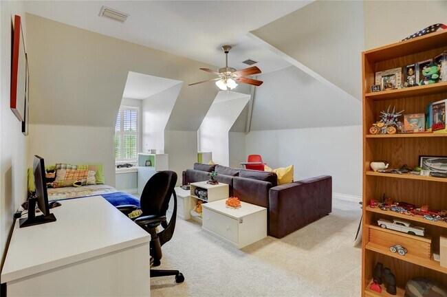 Building Photo - 8430 N Hilshire Park Dr