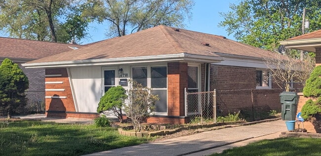 Building Photo - 14738 Blackstone Ave