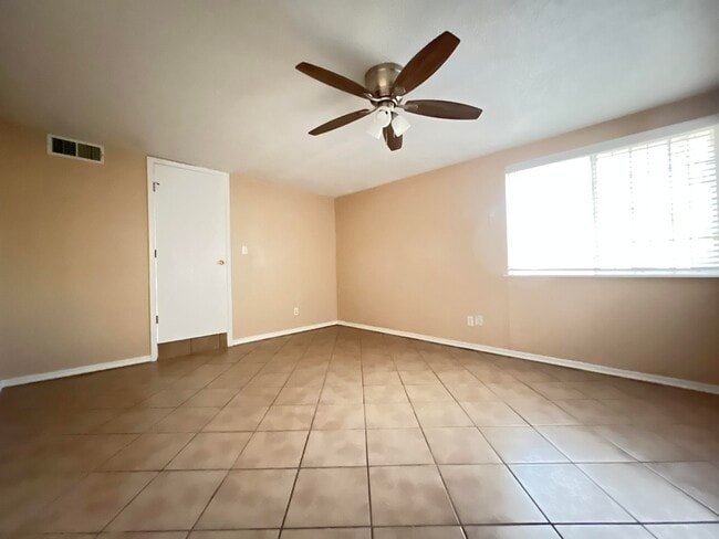 Building Photo - 2713 Fir St