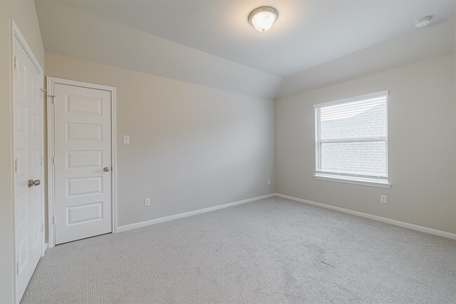 Building Photo - 3002 Roberta Sue Dr