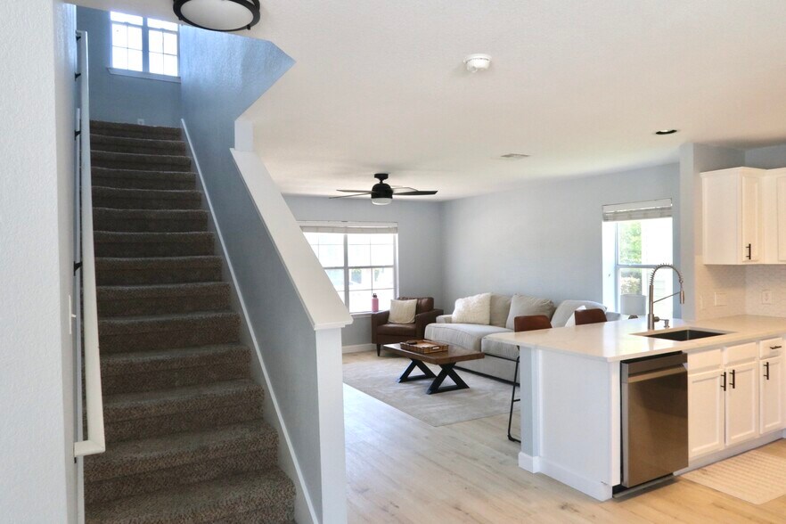 Building Photo - 500 Rolling Oak Dr