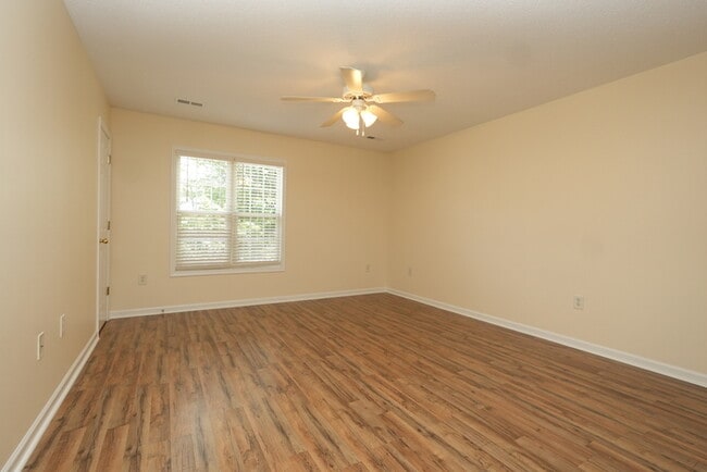 Building Photo - Charming 2-bedroom, 2.5-bath home