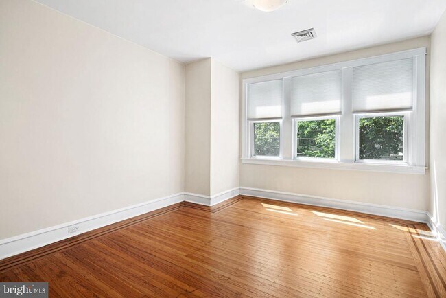 Building Photo - 881 N 21st St