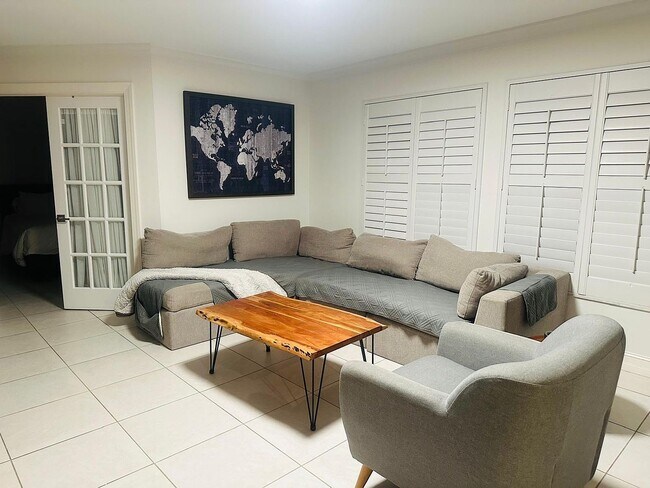 Building Photo - 1337 Center Ln