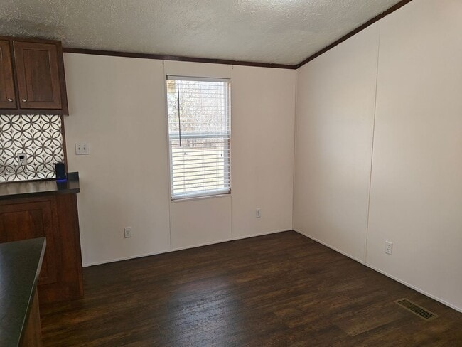 Building Photo - 2 bedroom home