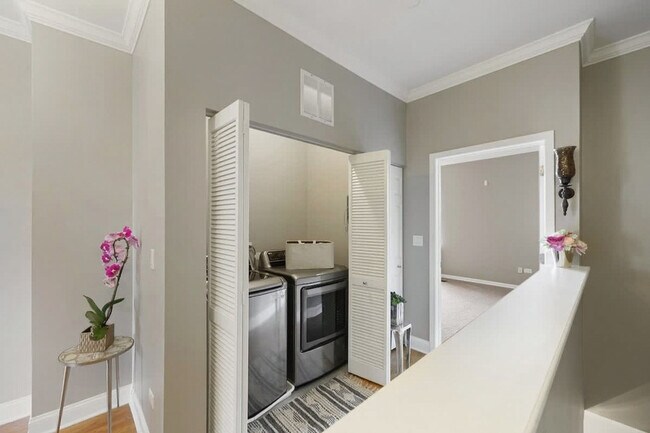 Building Photo - 2042 W Warren Blvd