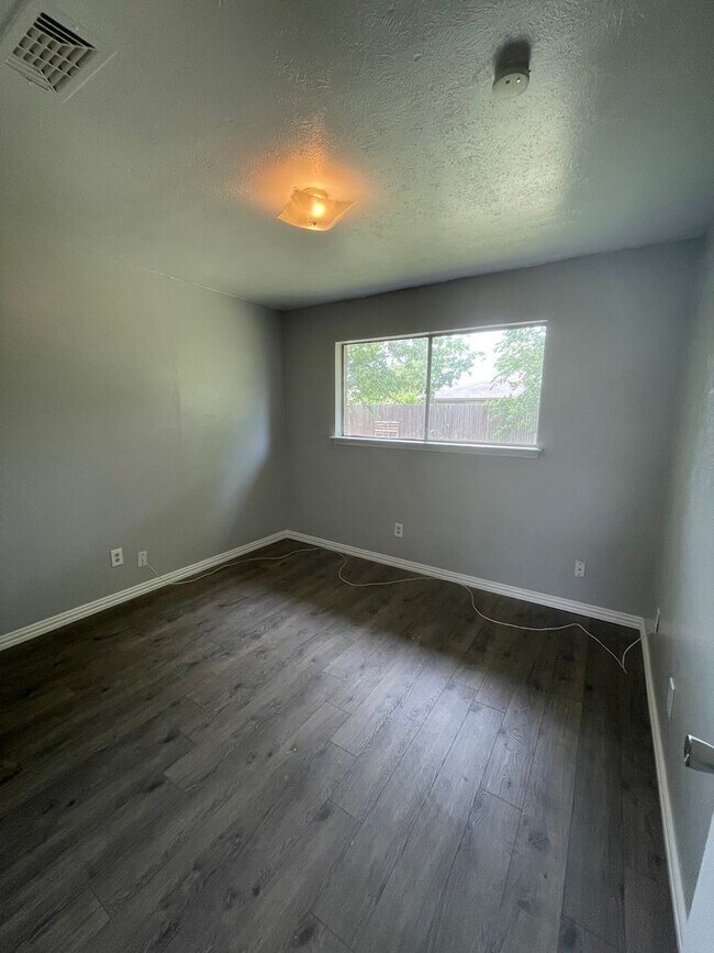 Building Photo - 3-bedroom, 2 bath, 2-car garage Available now