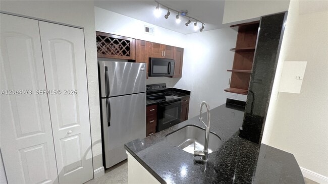 Building Photo - 2841 N Oakland Forest Dr