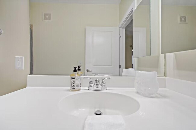 Building Photo - 615 S Columbus St