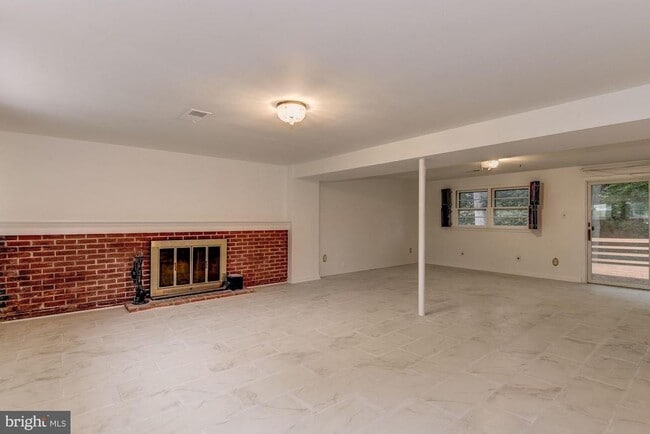 Building Photo - 335 N Madison St