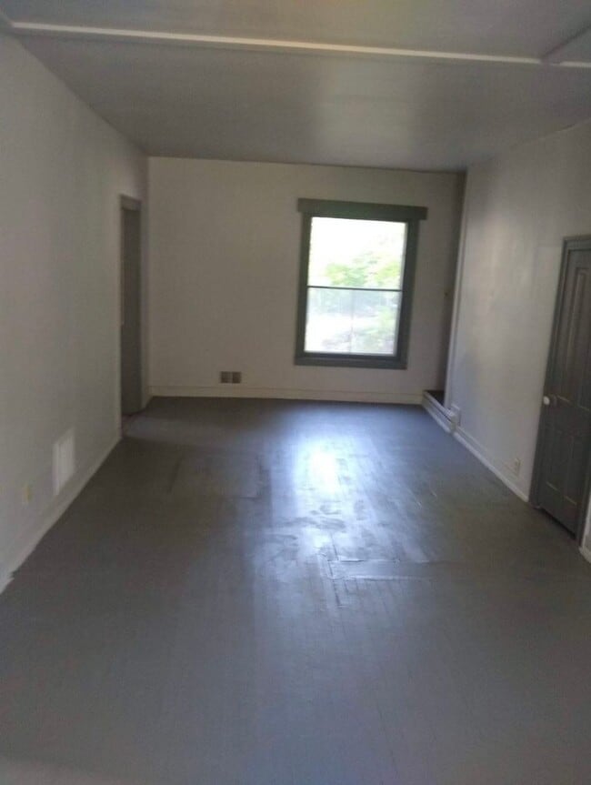 Building Photo - $795 - 2 bed 1 bath - Single Family Home