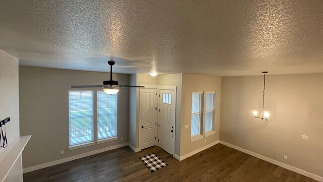 Building Photo - Great Townhouse in Windsor - Highland Meadows