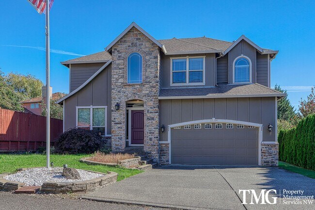 Building Photo - Large Pet Friendly 3 bed 2.5 bath home in ...