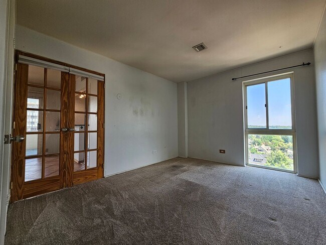 Building Photo - Amazing Penthouse 2 Bedroom 2 Bath With Mo...