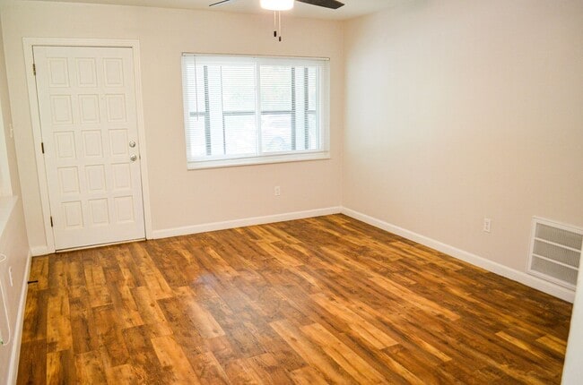 Building Photo - Hazel Heights 3 bedroom 2 bath concrete bl...