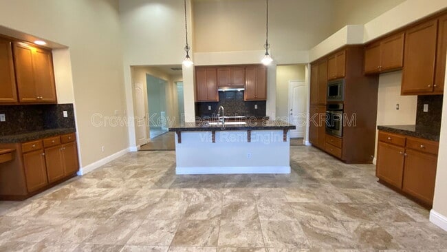 Building Photo - 724 Shelli St