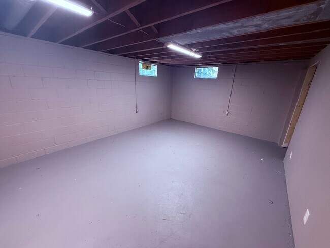 Building Photo - 1479 Hyde Park Ave