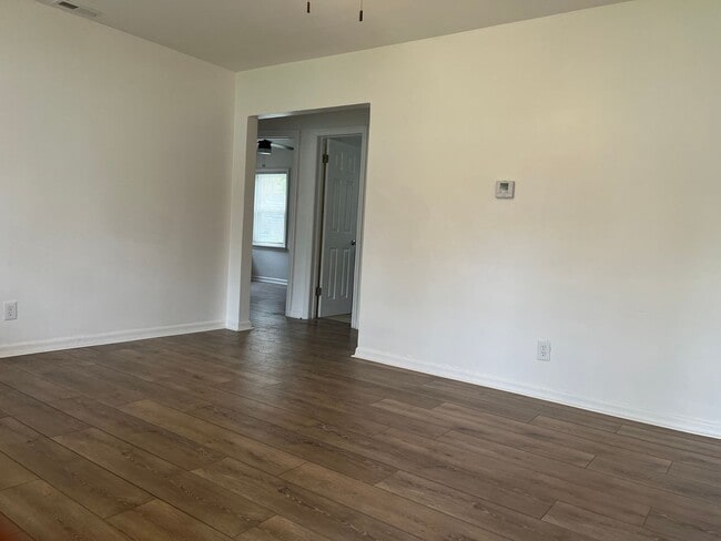 Building Photo - Beautiful Renovated 2 bedroom!