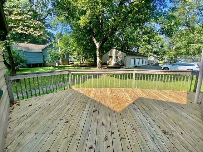 Building Photo - SPACIOUS 4 BED/2 BATH HOUSE-Luxury Vinyl F...