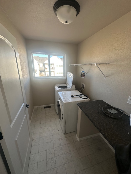 Building Photo - 2142 Falling Leaf Dr