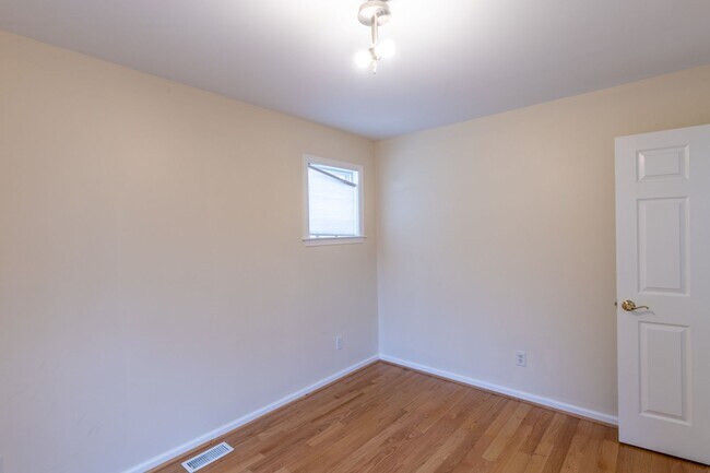 Building Photo - Single Family Home Minutes to DTWN/UVA Area