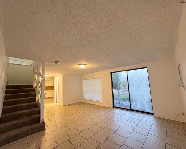 Building Photo - 615 Sunset Dr