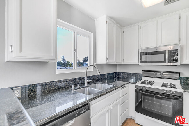 Building Photo - 815 N Las Palmas Ave