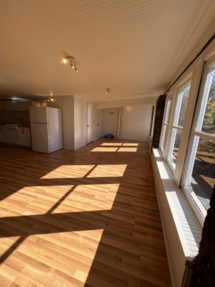 Building Photo - 119 W Main St