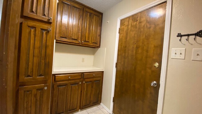 Building Photo - AVAILABLE NOW 3 BEDROOM 2 BATH HOME IN BUR...