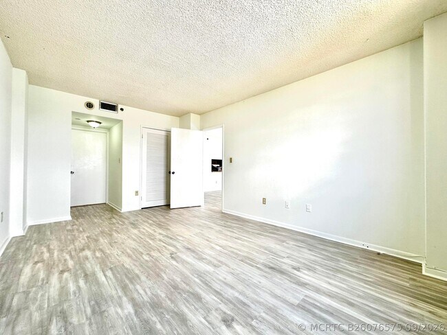 Building Photo - 1470 NE 123rd St
