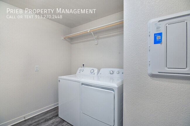 Building Photo - Parkview Apartments - Available September ...