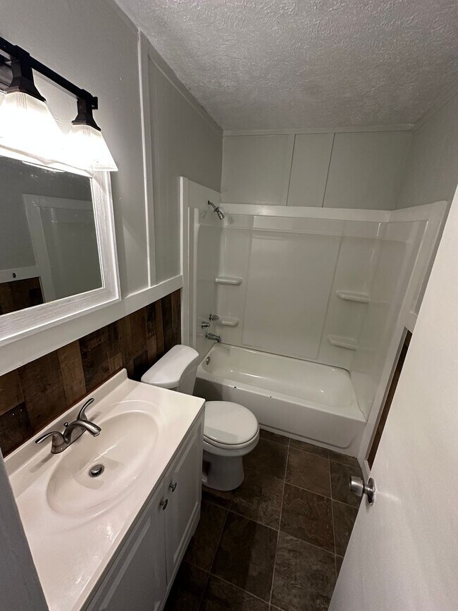 Building Photo - 2748 Woodside Dr