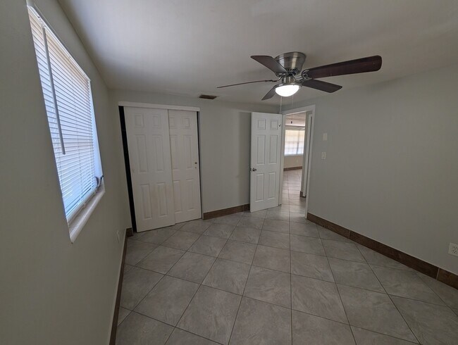 Building Photo - 10828 Hillcrest Ave